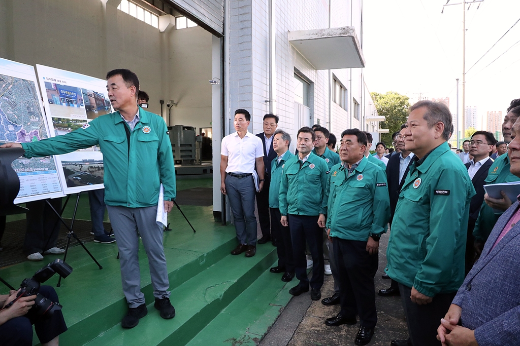 Minister of the Interior and Safety Lee Sang-min listens to the status of the Naehwang Natural Disaster-Prone Area Improvement and Maintenance Project at the Naehwang Drainage site in Bangu-dong, Jung-gu, Ulsan on the afternoon of the 26th.