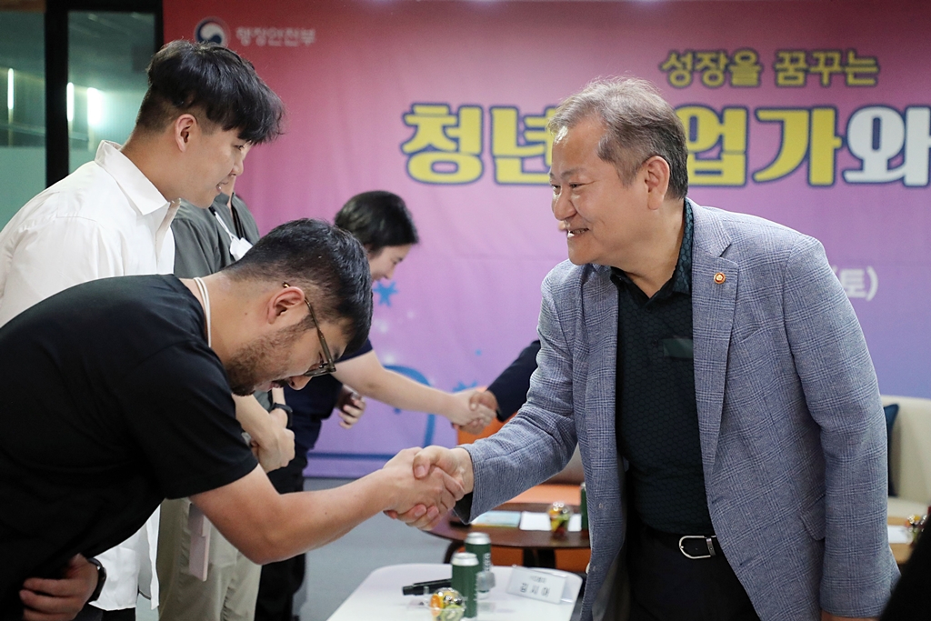 Minister of the Interior and Safety Lee Sang-min greets young entrepreneurs at the 'Talk Talk Factory,' a youth entrepreneurship promotion center located at the Ulsan Science and Technology Promotion Center in Jongga-ro, Jung-gu, Ulsan, on the afternoon of the 26th.