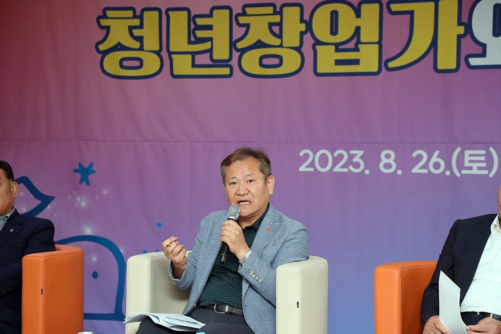 Minister of the Interior and Safety Lee Sang-min talks with young entrepreneurs at the Talk Talk Factory on the afternoon of the 26th.