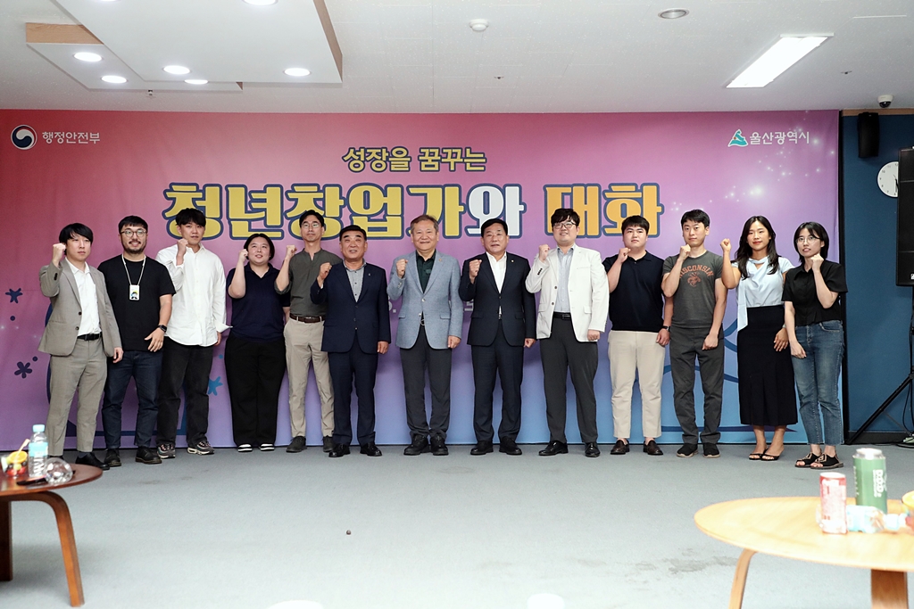 Minister of the Interior and Safety Lee Sang-min poses for a photo with young entrepreneurs at the Talk Talk Factory on the afternoon of the 26th.