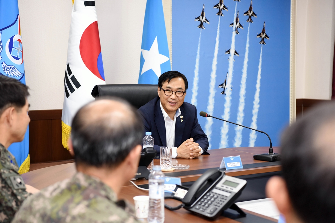 류희인 재난안전관리본부장이 21일 서울 동작구 소재 공군항공안전단 단장실을 방문해 관계자들과 의견을 나누고 있다.