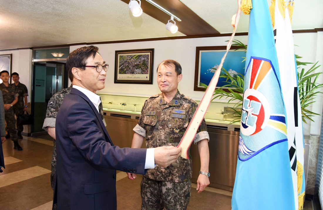 류희인 재난안전관리본부장이 21일 서울 동작구 소재 공군항공안전단을 방문해 재난안전유공 대통령표창 수여에 대해 격려하고 있다.