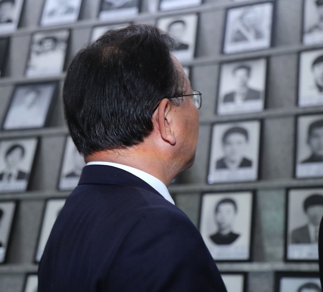 18일 오전 광주 국립 5·18 민주묘지에서 열린 제38주년 5.18 민주화운동 기념식에 참석하기에 앞서 김부겸 행정안전부 장관이 유영봉안소에서 참배하고 있다. 