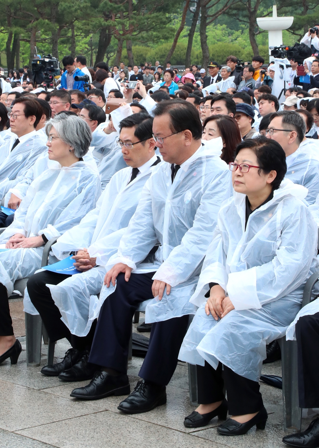 김부겸 장관이 18일 오전 광주 국립 5·18 민주묘지에서 열린 제38주년 5·18 민주화운동 기념식에 참석하고 있다.