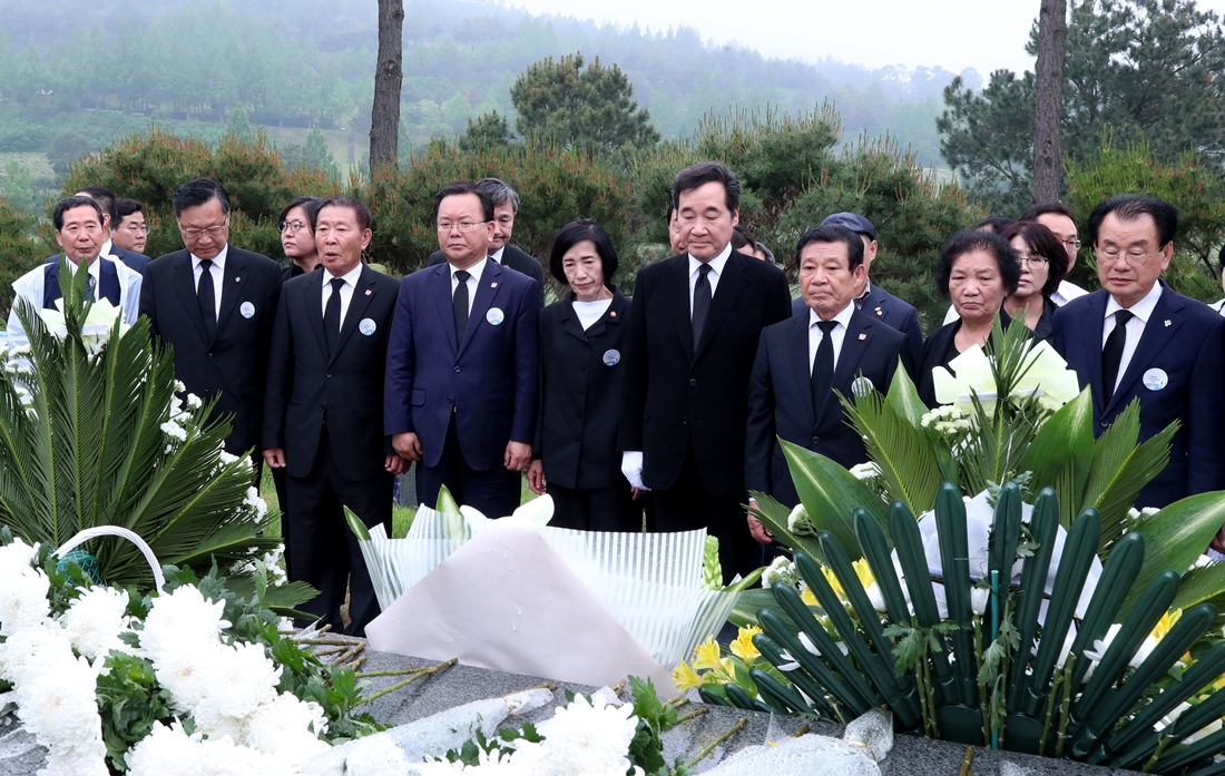 18일 오전 광주 국립 5·18 민주묘지에서 열린 제38주년 5.18 민주화운동 기념식에서 김부겸 장관이 기념식에 참석한 후 정부 주요인사, 유족대표들과 함께 민주열사 묘역을 참배하고 있다.