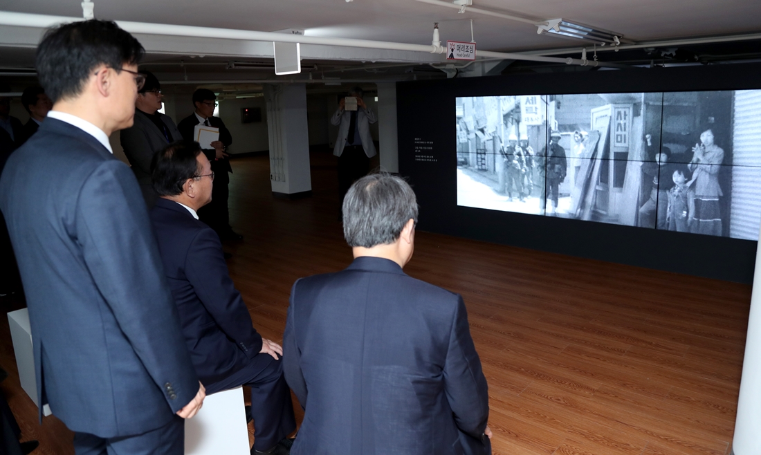 김부겸 장관이 옛 전남도청 민원실을 방문하여 5.18민주화운동 당시의 미공개 영상을 시청하고 있다.