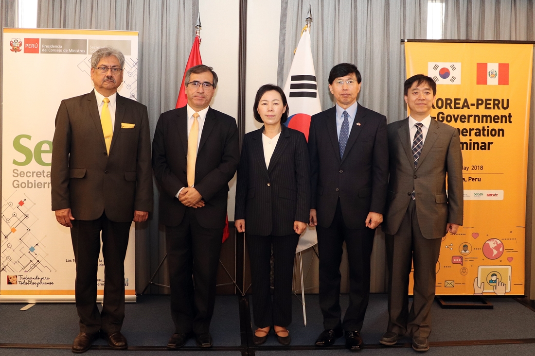Director General for Infrastructure and Information Protection Policy Kim Hye-young (center) is taking a photo with participants of the Korea-Peru e-Government Cooperation Seminar on May 29 (local time).