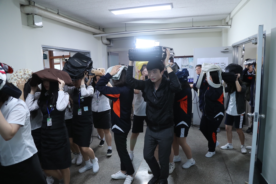 서울 동대문구 해성국제컨벤션고등학교 학생들이, 16일 오후 2시부터 20분 동안 실시된 '국민 참여 지진 대피훈련'에 참가하여 책가방 등으로 머리를 보호하면서 대피하고 있다. 