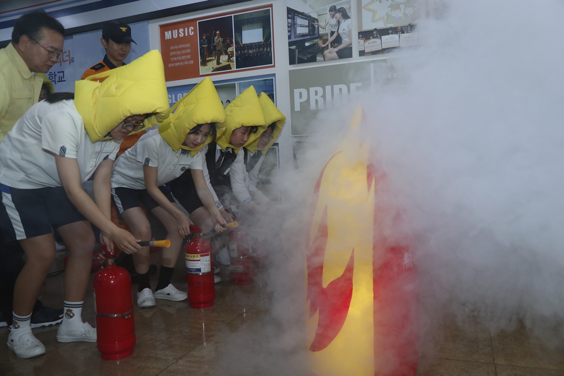 서울 동대문구 해성국제컨벤션고등학교 학생들이, 16일 오후 2시부터 20분 동안 실시된 '국민 참여 지진 대피훈련'에 참가하여 소화기 사용 훈련을 하고 있다.