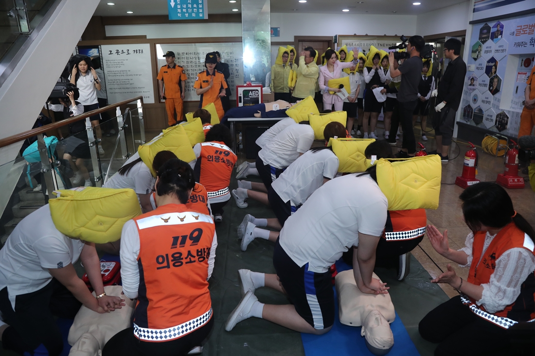 서울 동대문구 해성국제컨벤션고등학교 학생들이, 16일 오후 2시부터 20분 동안 실시된 '국민 참여 지진 대피훈련'에 참가하여 심폐소생술 훈련을 하고 있다.