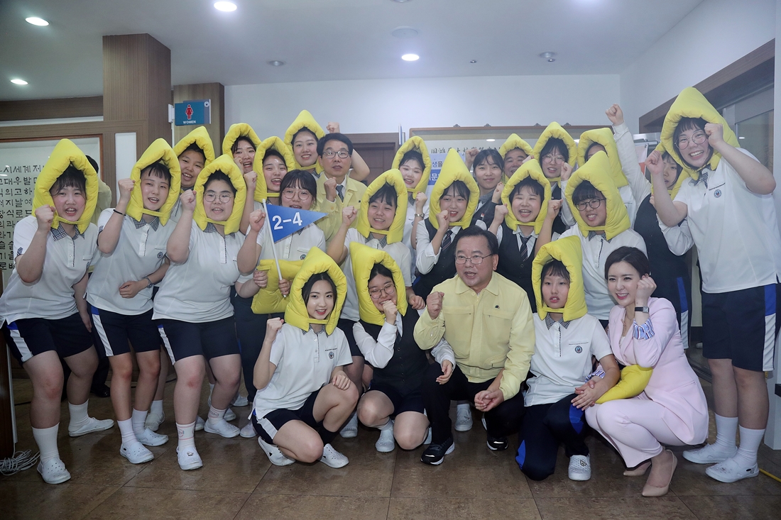 김부겸 장관이 16일 오후 서울 동대문구 해성국제컨벤션고등학교에서 학생들과 함께 '국민참여 지진 대피훈련'에 참가한 뒤, 기념촬영을 하고 있다.