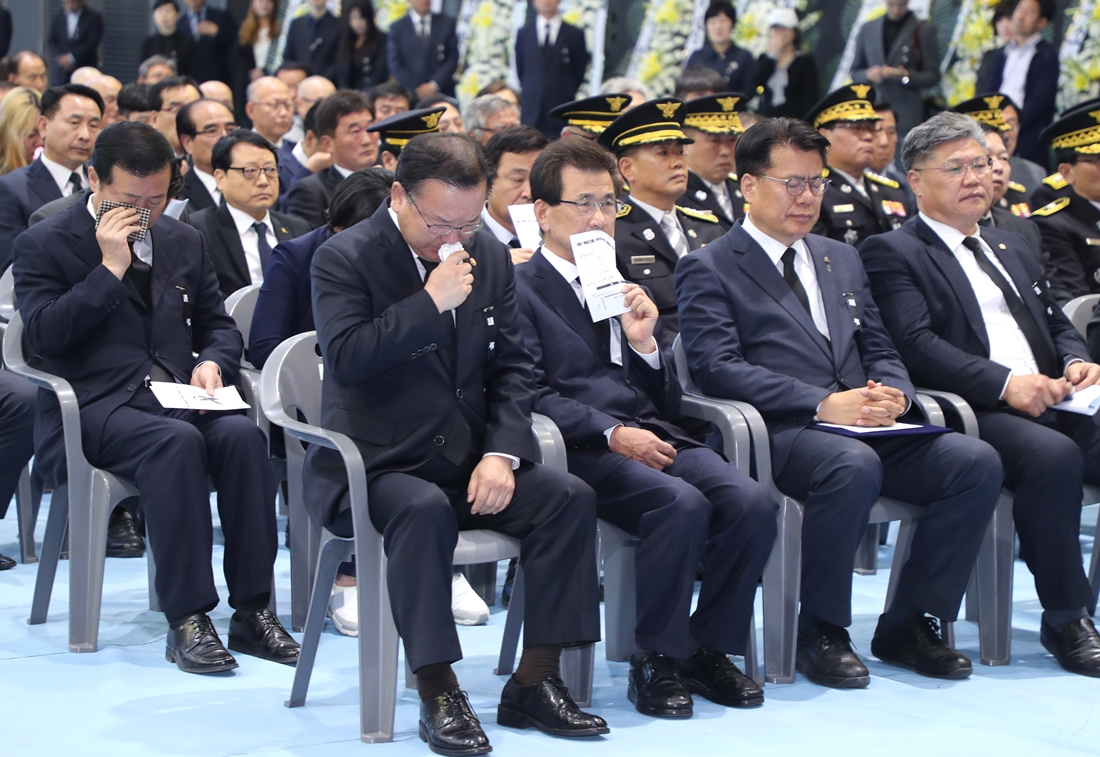 21일 제천 복합건물 화재 희생자 합동위령제에 참석한 김부겸 행정안전부 장관이 희생자들을 추모하고 있다.