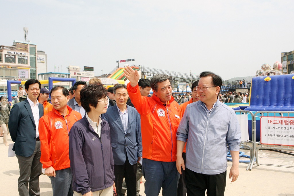 김부겸 장관, 대천해수욕장 방문 피서객 안전 및 물놀이 시설 점검