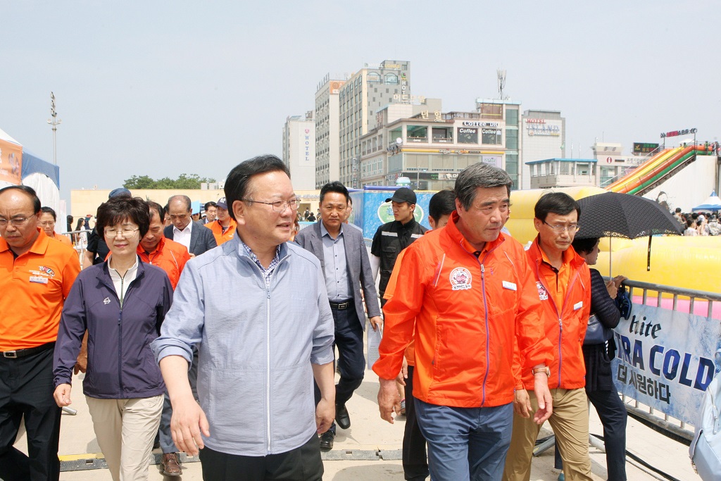 김부겸 장관, 대천해수욕장 방문 피서객 안전 및 물놀이 시설 점검