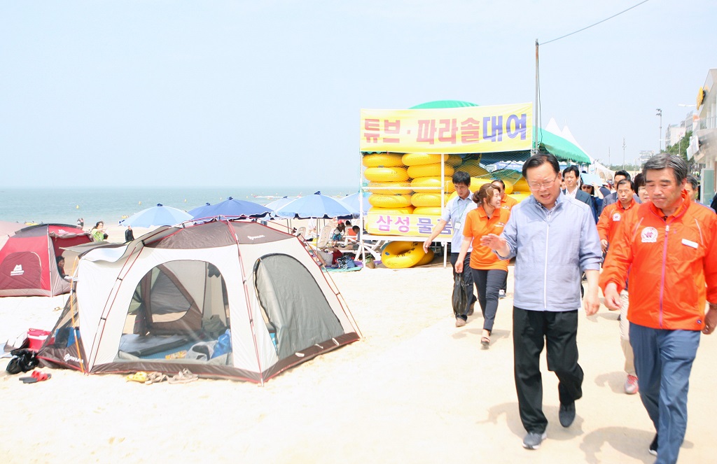 김부겸 장관, 대천해수욕장 방문 피서객 안전 및 물놀이 시설 점검