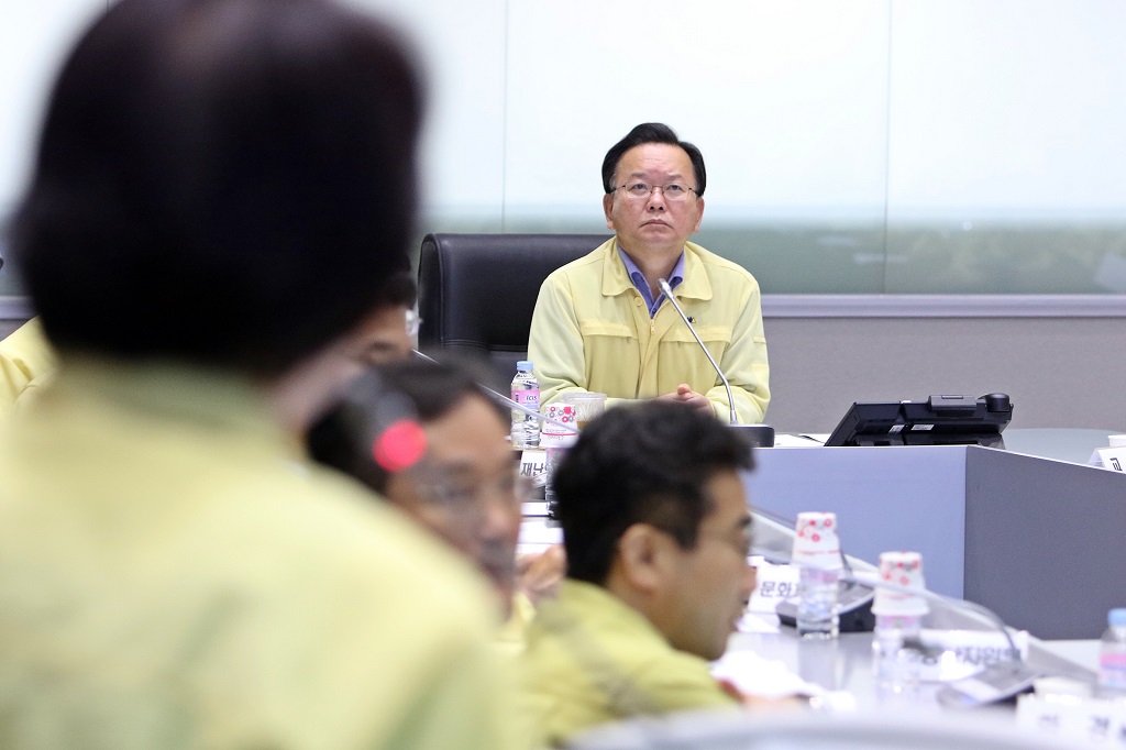 김부겸 장관, 제5호 태풍 &apos;노루&apos; 대처사항 점검회의 주재