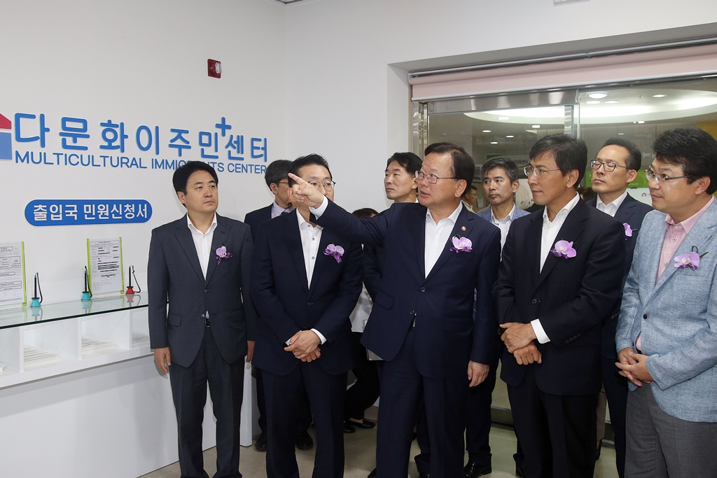 김부겸 장관, 다문화이주민플러스센터 개소 참석