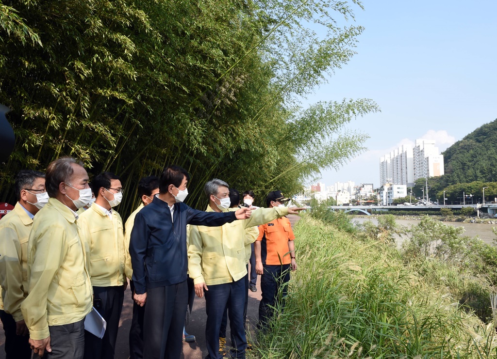 진영 장관이 8일 오후 울산시 중구 태화강을 국가정원을 방문하여 태풍피해 현황을 살펴보고 있다