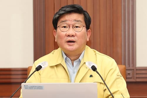 Minister Jeon Hae-cheol presides over a meeting of the Central Disaster and Safety Countermeasures Headquarters on COVID-19 response