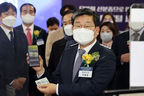 Minister Jeon Hae-cheol of the Interior and Safety attended a launching ceremony of the mobile driver's license