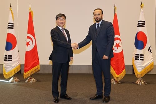 Minister Jeon Hae-cheol paying a courtesy call on President of Tunisia and co-hosting the Digital Government Cooperation Forum