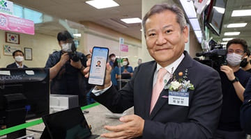 Minister Lee Sang-min attends an opening ceremony of a nationwide mobile driver's license issuance service.