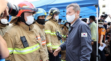Minister Lee Sang-min visits the hospital fire site in Icheon-si, Gyeonggi-do.