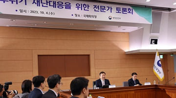 Minister Lee Sang-min attends an expert discussion on climate crisis and disaster response.