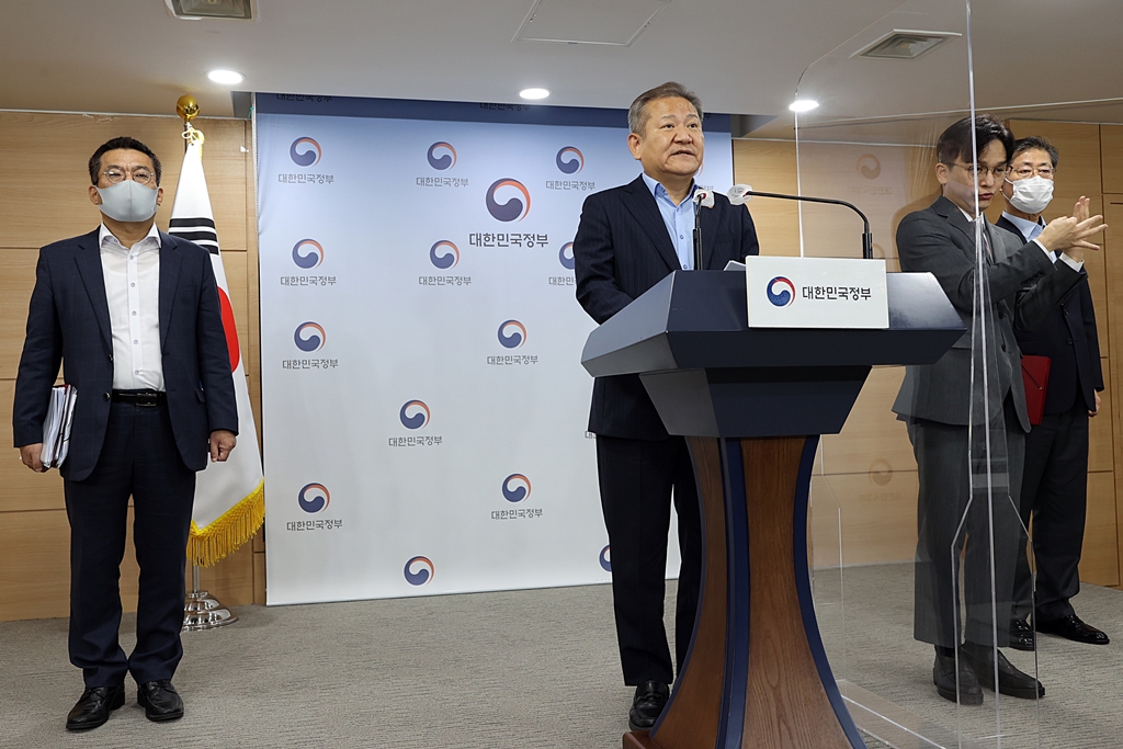 Minister of the Interior and Safety Lee Sang-min gives a briefing on the government reorganization plan at the Government Complex Seoul in Sejong-daero, Seoul, on the afternoon of the 6th.