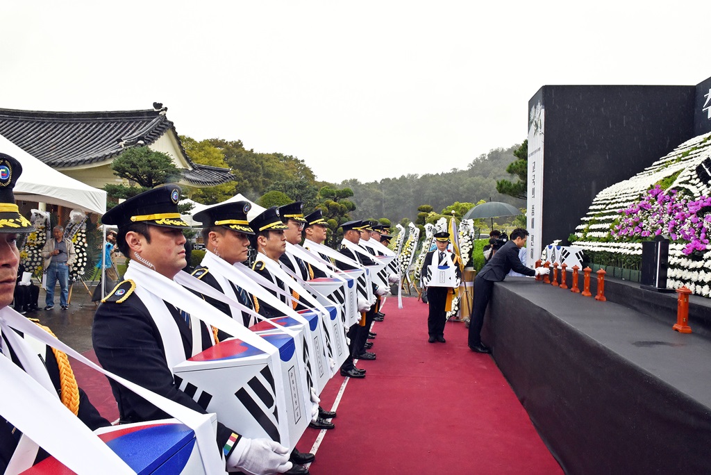 7일 오후 국립망향의동산(충남 천안시)에서 열린 '사할린 강제동원 한인 희생자 유해봉환 추도 및 안치식'에서 봉환된 유해를 운구하고 있다.