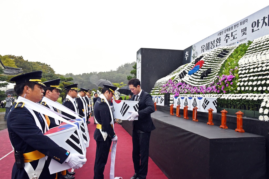 7일 오후 국립망향의동산(충남 천안시)에서 열린 '사할린 강제동원 한인 희생자 유해봉환 추도 및 안치식'에서 봉환된 유해를 운구하고 있다.