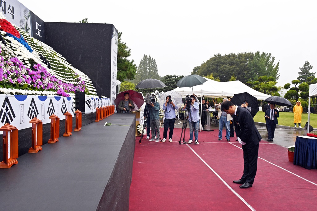 7일 오후 국립망향의동산에서 열린 '사할린 강제동원 한인 희생자 유해봉환 추도 및 안치식'에서 윤종인 차관이 헌화하고 있다.