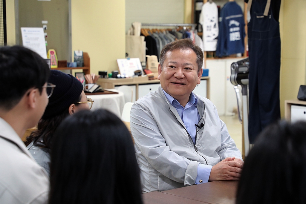 Minister of the Interior and Safety Lee Sang-min visits the Geoje Youth Village 'Outdoor Island' in Jangseungpo-ro, Geoje-si, Gyeongnam, on the morning of the 5th and talks with local youth representatives.