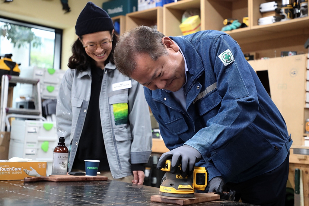 Minister of the Interior and Safety Lee Sang-min visits the Geoje Youth Village 'Outdoor Island' in Jang Seung-po-ro, Geoje-si, Gyeongnam, on the morning of the 5th to experience making camping chopping boards.