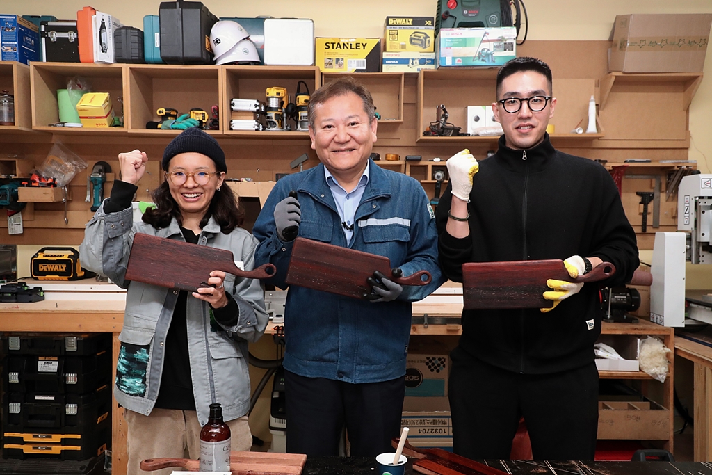 Minister of the Interior and Safety Lee Sang-min poses for a photo with youth representatives while visiting the Geoje Youth Village 'Outdoor Island' in Jang Seung-po-ro, Geoje-si, Gyeongnam, on the morning of the 5th.