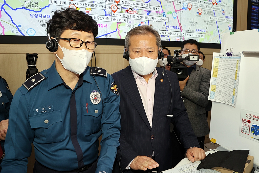Minister of the Interior and Safety Lee Sang-min visits the 112 Situation Control Center of the Seoul Metropolitan Police Agency and demonstrates a response process to incidents and accidents on the morning of the 20th.