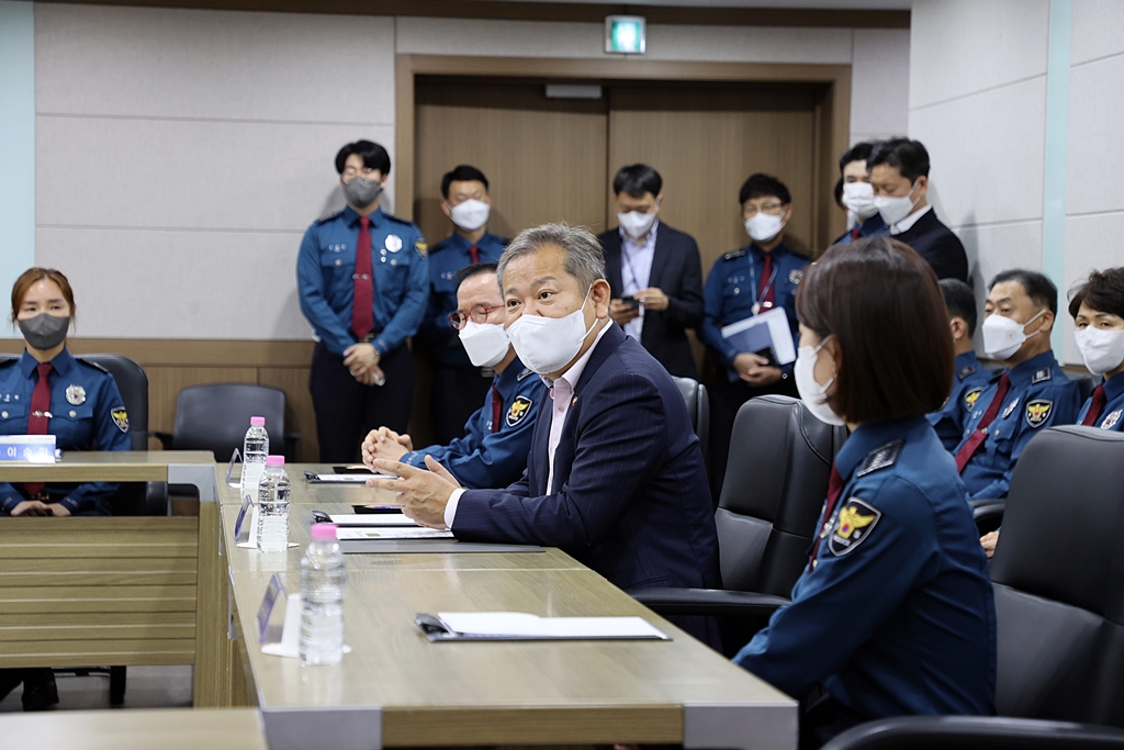 Minister Lee inspects the facilities at Seoul Metropolitan Police Agency Comprehensive Traffic Information Center in Jongno-gu, Seoul, on the morning of the 20th and encourages traffic officers by radio through CCTV.