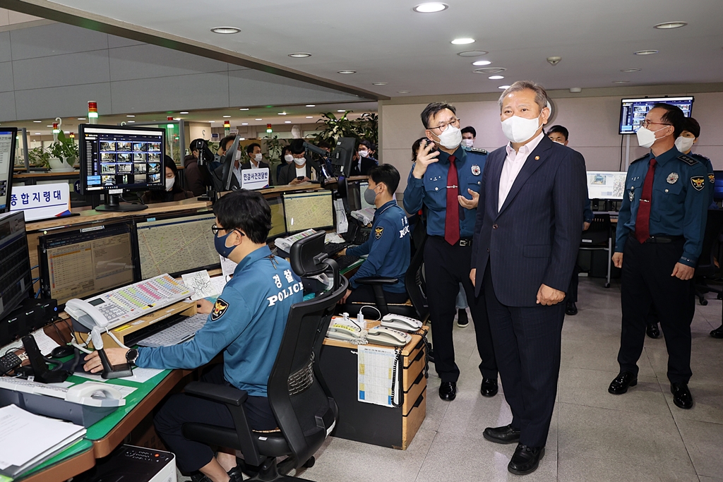 On the morning of the 20th, Minister Lee Sang-min of the Interior and Safety inspects the facilities at the 112 Security Control Center of the Seoul Metropolitan Police Agency, encourages police officers, and poses for a commemorative photo.