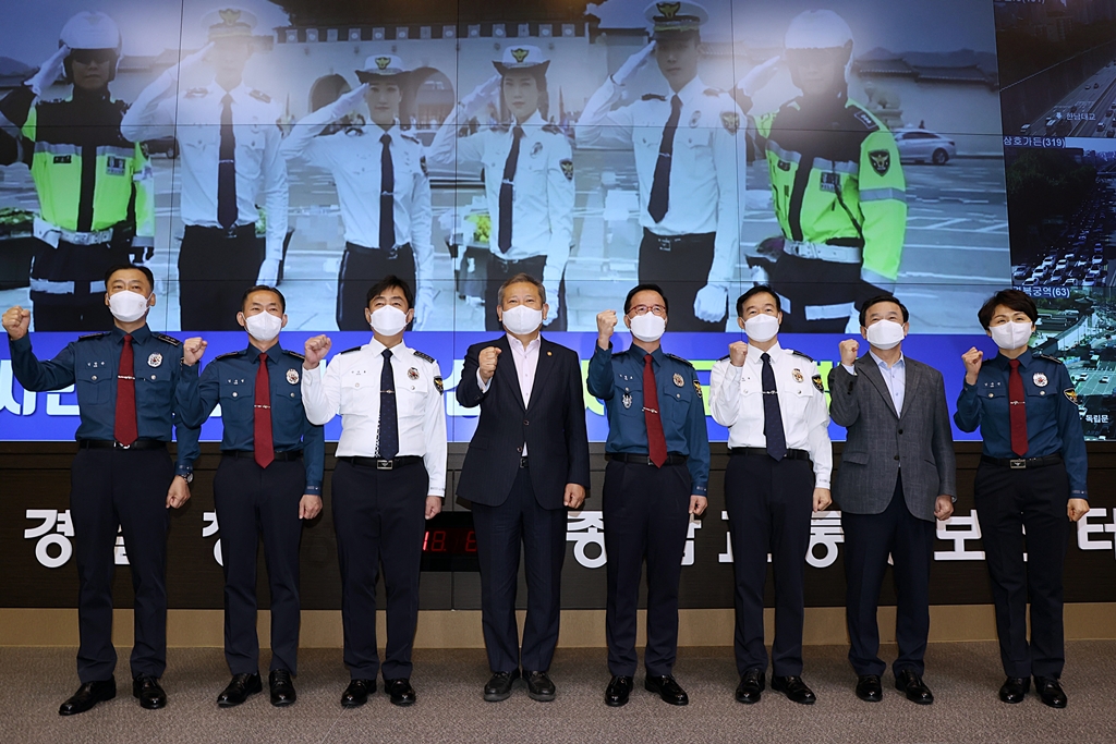 Minister Lee poses for a commemorative photo with police officers at his visit to the 112 Security Control Center and Comprehensive Traffic Information Center of Seoul Metropolitan Police Agency in Jongno-gu, Seoul, on the morning of the 20th.