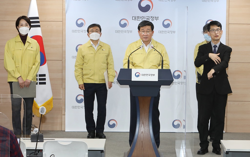 Minister Jeon Hae-cheol of the Interior and Safety gives a briefing on the outcome of special quarantine inspection meeting on COVID-19 response at the joint briefing room in Government Complex Seoul on November 29.