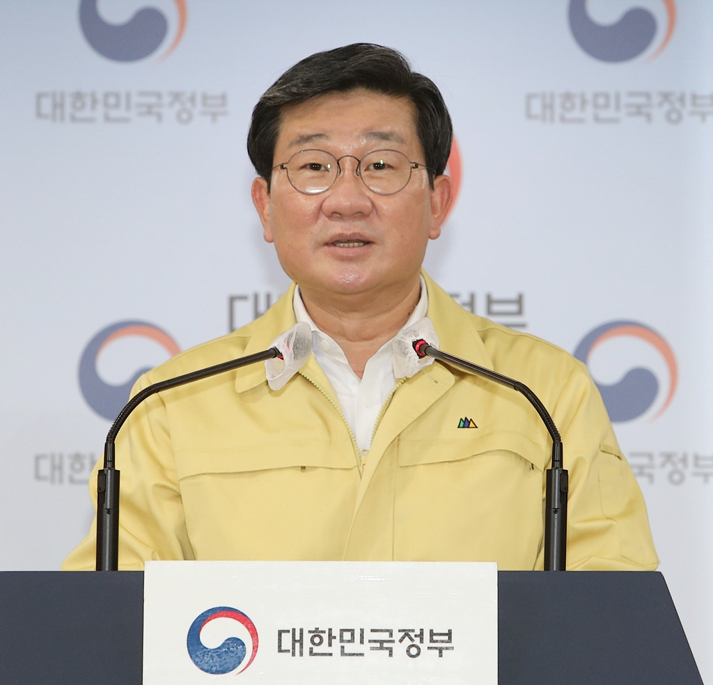 Minister Jeon Hae-cheol of the Interior and Safety gives a briefing on the outcome of special quarantine inspection meeting on COVID-19 response at the joint briefing room in Government Complex Seoul on November 29.