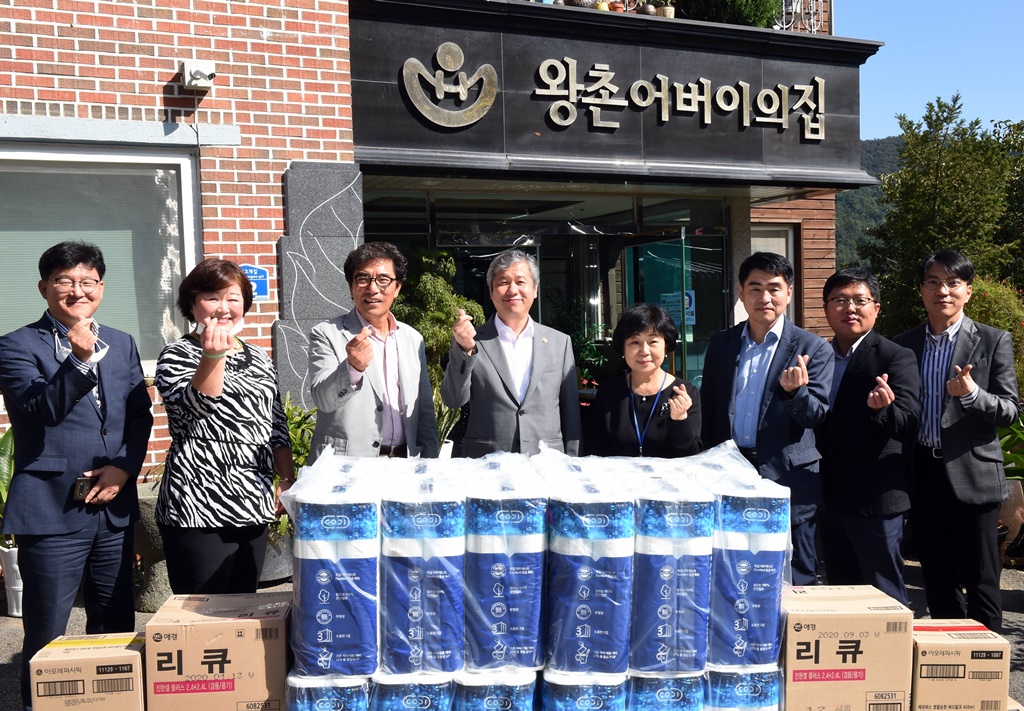 김계조 재난안전관리본부장이 28일 추석 명절을 앞두고, 충남 공주시에 위치한 왕촌어버이의 집을 방문해 시설 현황 및 애로사항 등을 청취하고 있다
