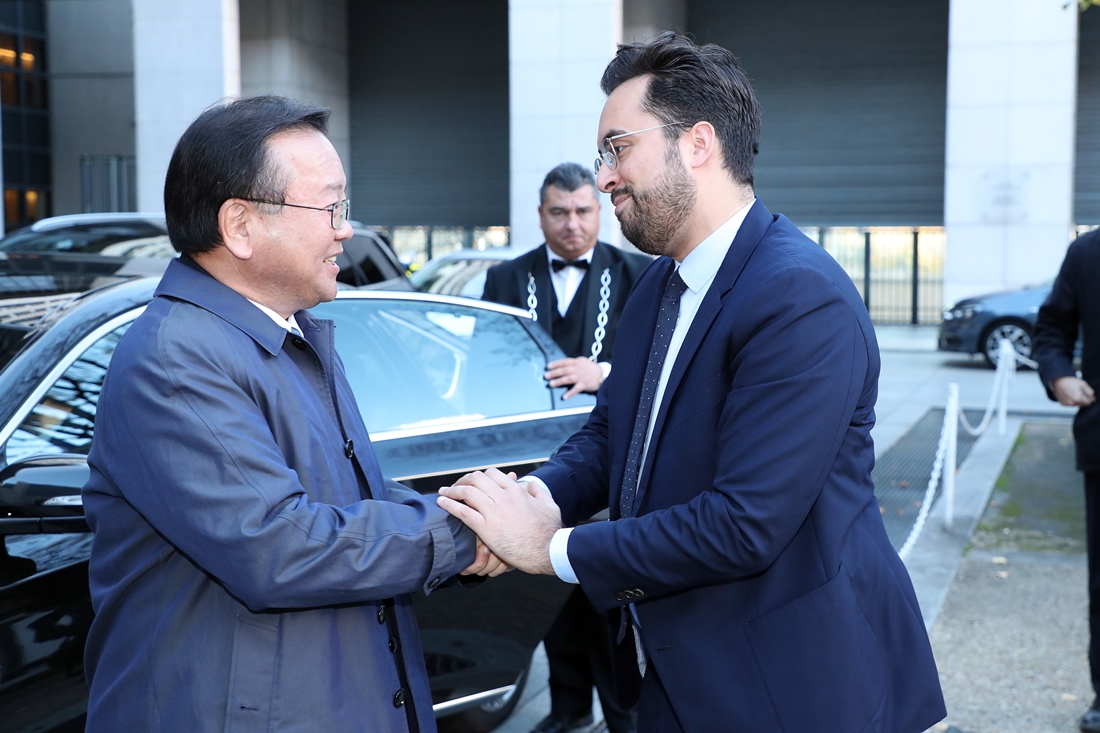 France’s Secretary of State for Digital Affairs Mounir Mahjoubi sees off Minister Kim Boo Kyum after the bilateral meeting on November 19 in France. 