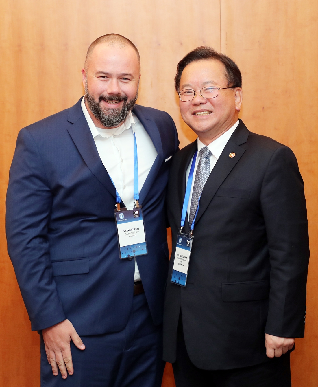 Minister Kim Boo Kyum shakes hands with Canada’s Government CIO Alex Benay after sharing AI strategies and areas of cooperation at the 5th Digital 9 Summit held on November 21 in Israel. 