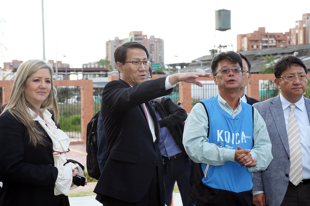 김성렬 차관, 콜롬비아 한국전쟁 참전 기념비 헌화