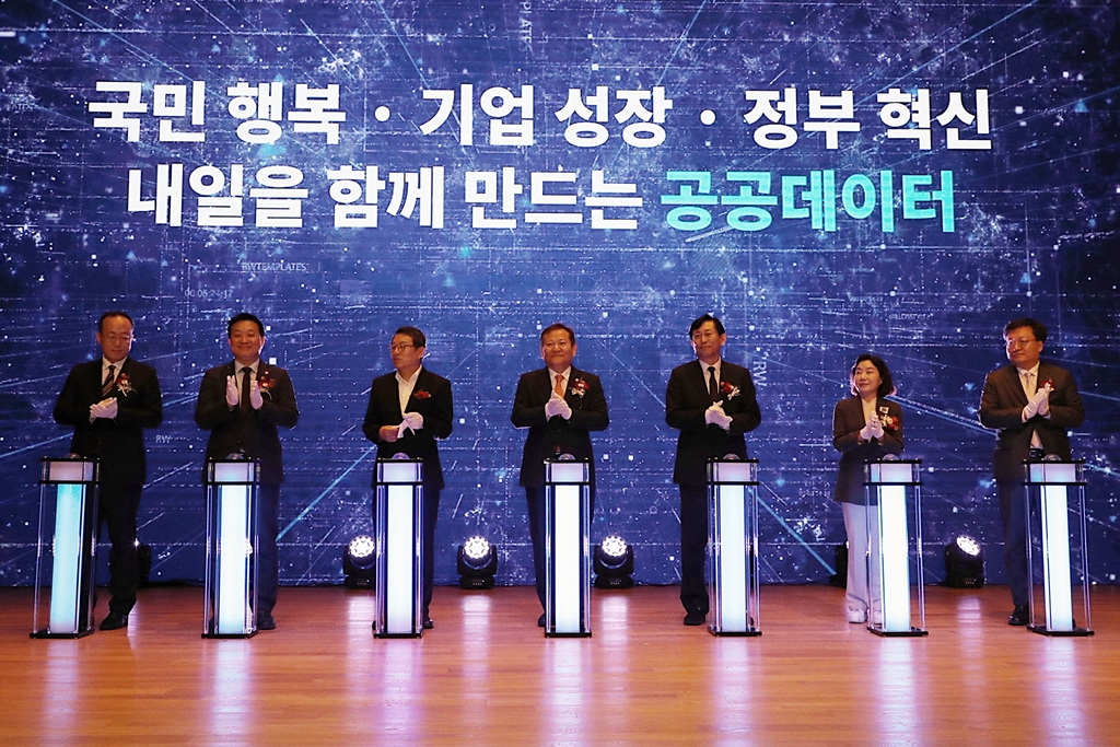 이상민 행정안전부 장관(가운데)이 19일 오전 서울시 강남구 코엑스(COEX) 4층 컨퍼런스룸에서 열린 '공공데이터 10주년 기념식 및 발전 심포지엄'에 참석해 공공데이터 비전 선포를 하고 있다.