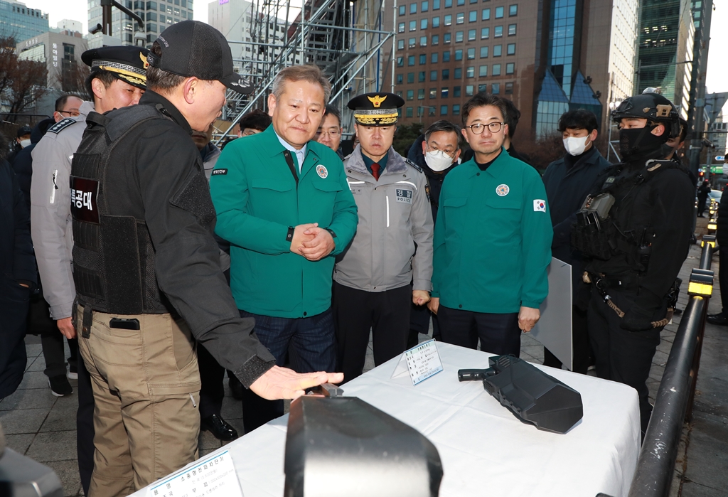 Minister of the Interior and Safety Lee Sang-min conducts a preliminary on-site inspection of safety measures for the "Watch-Night Bell" event at Bosingak in Jongno-gu, Seoul, on the afternoon of the 30th.