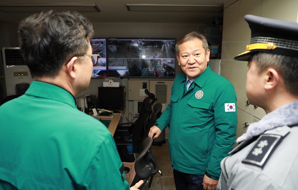 Minister of the Interior and Safety Lee Sang-min inspects the operation status of the crowd management situation room in the area of the "Watch-Night Bell" event at Bosingak in Jongno-gu, Seoul, on the afternoon of the 30th.