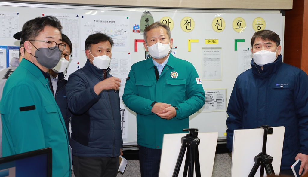 Minister of the Interior and Safety Lee Sang-min visits a subway station (Jonggak Station) in Jongno-gu, Seoul, on the afternoon of the 30th and receives a report on the current status of crowd management.