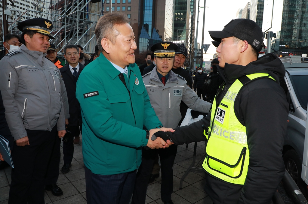 Minister of the Interior and Safety Lee Sang-min encourages firefighters and police officers at the crowd management situation room of the "Watch-Night Bell" event at Jongno Tower in Jongno-gu, Seoul, on the afternoon of the 30thon the afternoon of the 30th.